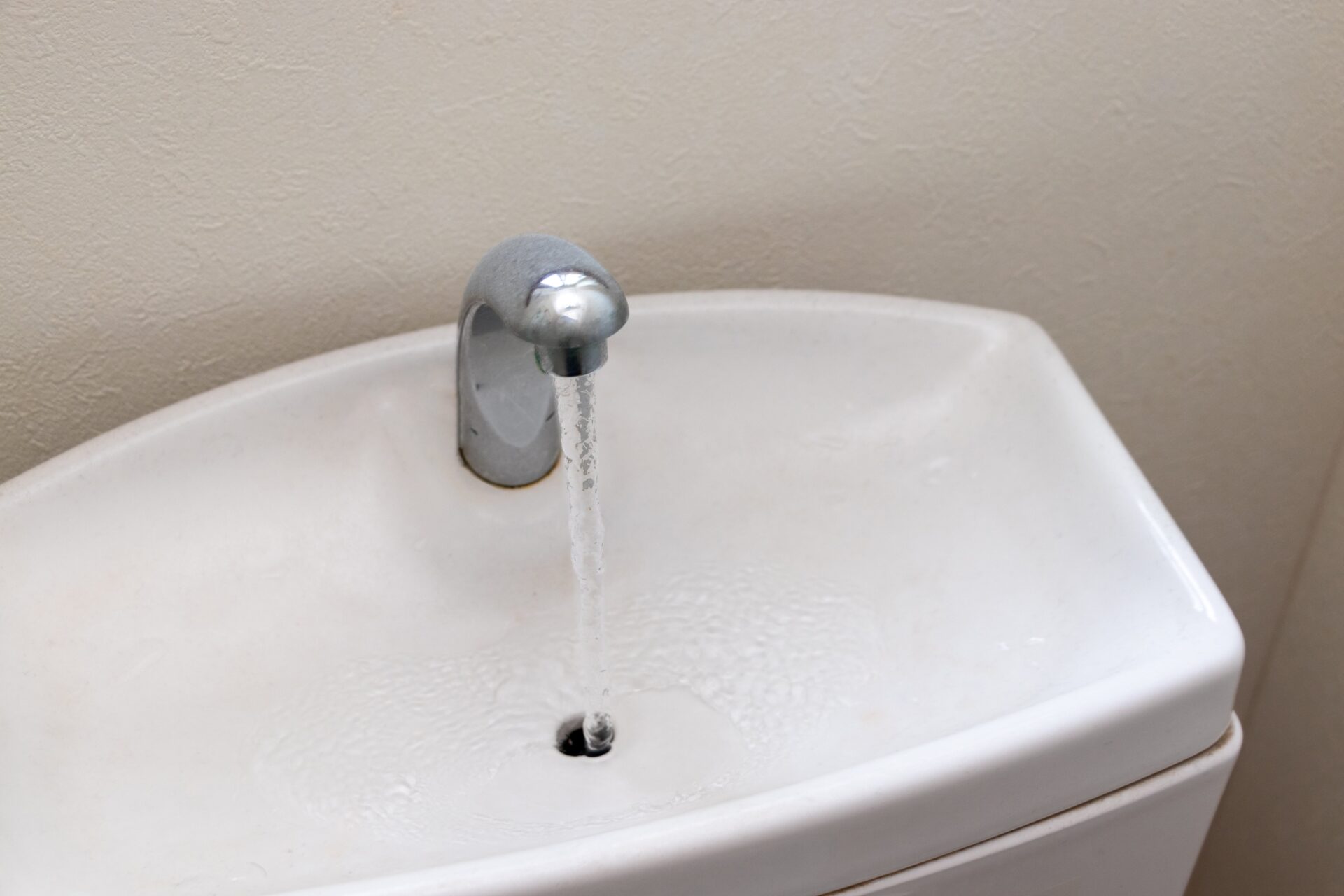トイレタンクに水がたまらない原因は?自分でできる対処法と修理費の目安 | トイレ のお役立ちコラム| 水道修理・工事ならクジラのマークの水道屋さんへ!