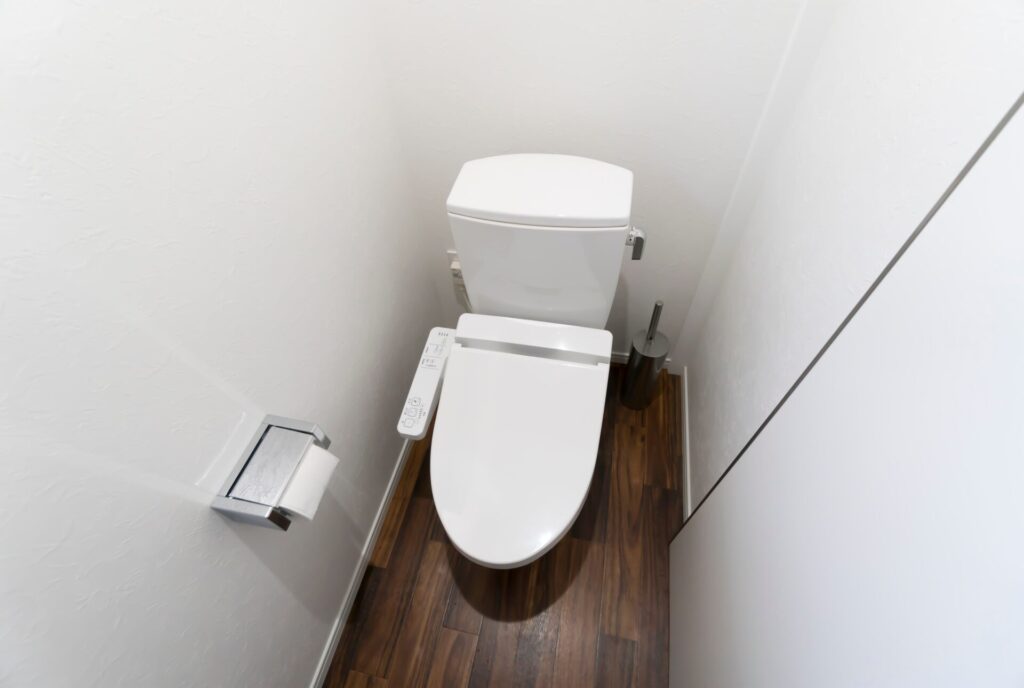 トイレの水が流れっぱなし、自分で修理できるケースと業者に依頼すべきケース