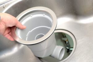 キッチンの排水トラップの流れが悪い！原因や対処法、修理費用相場を解説